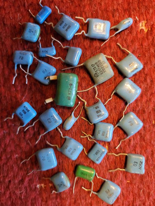 Кремниевые триоды, микросхемы, конденсаторы, сопротивление-резисторы.