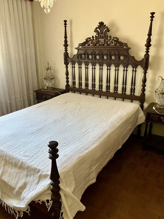 Cama de casal com cabeceira e peseiras entalhadas