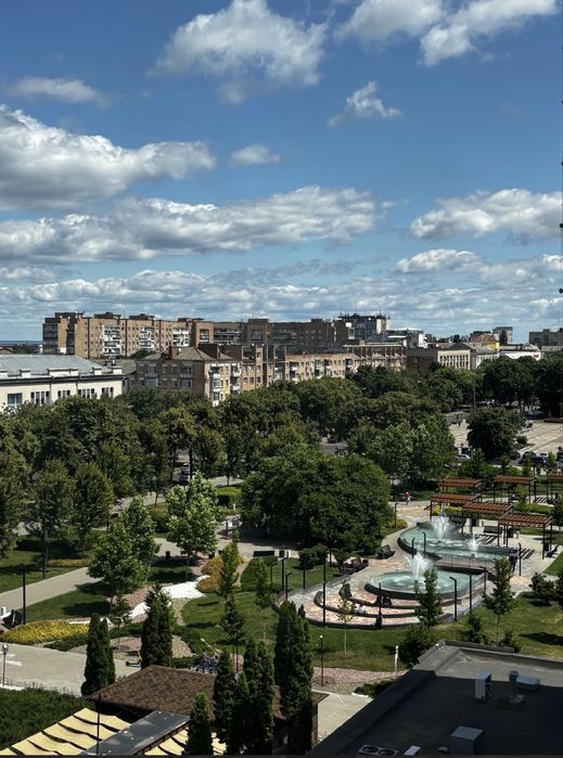 Центр міста! Сучасна трикімнатна квартира.