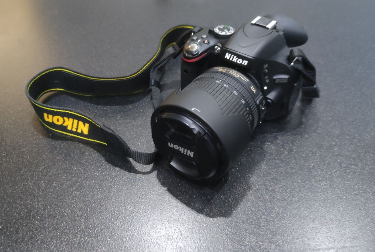 Nikon D5100 z obiektywem Nikon 18-105 DX