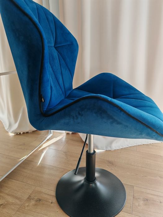Krzesło obrotowe welurowe - ciemne morze - czarny dysk