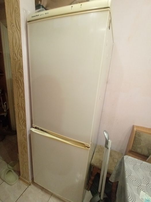 Віддам холодильник (працює через раз/на деталі)