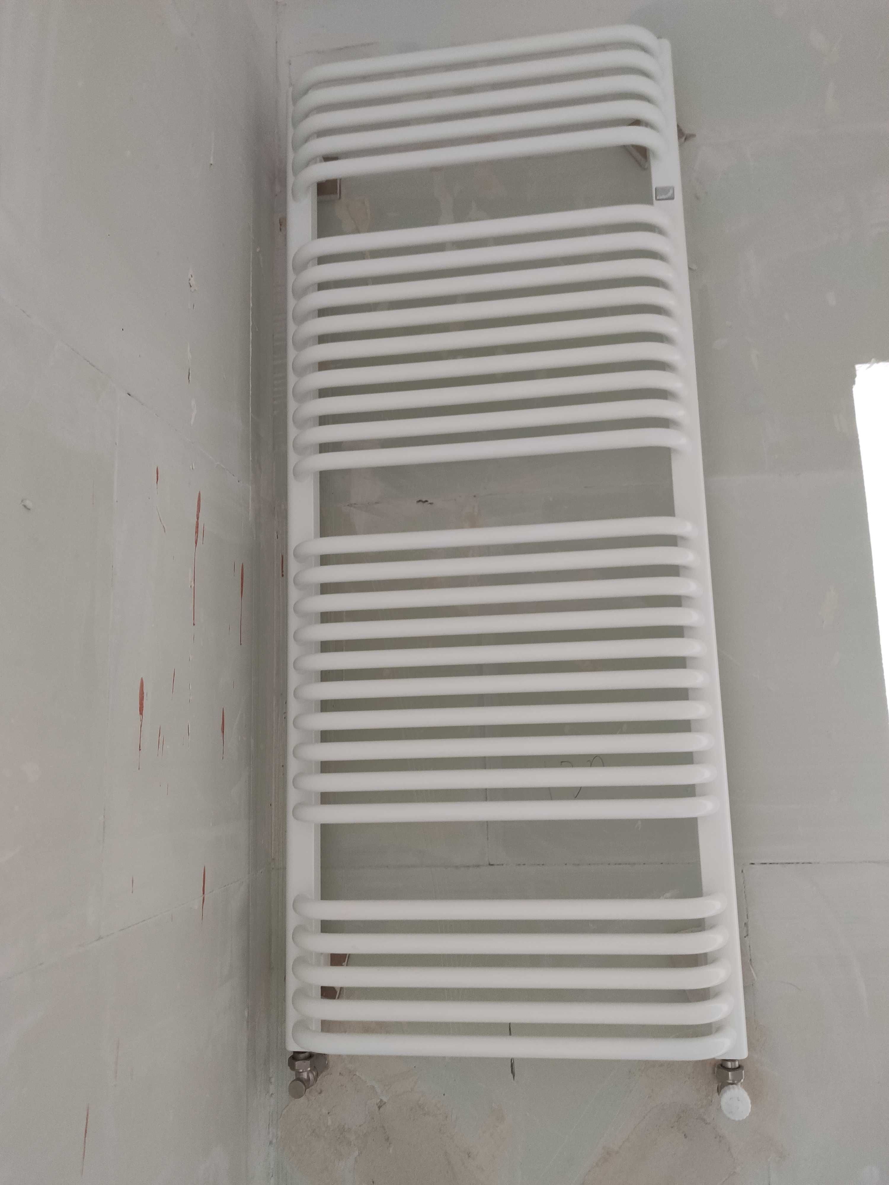 Grzejnik łazienkowy drabinkowy biały Zehnder 130 x 55 deweloperski