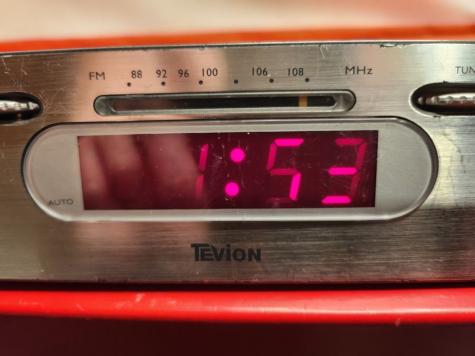 radiobudzik marki Tevion.