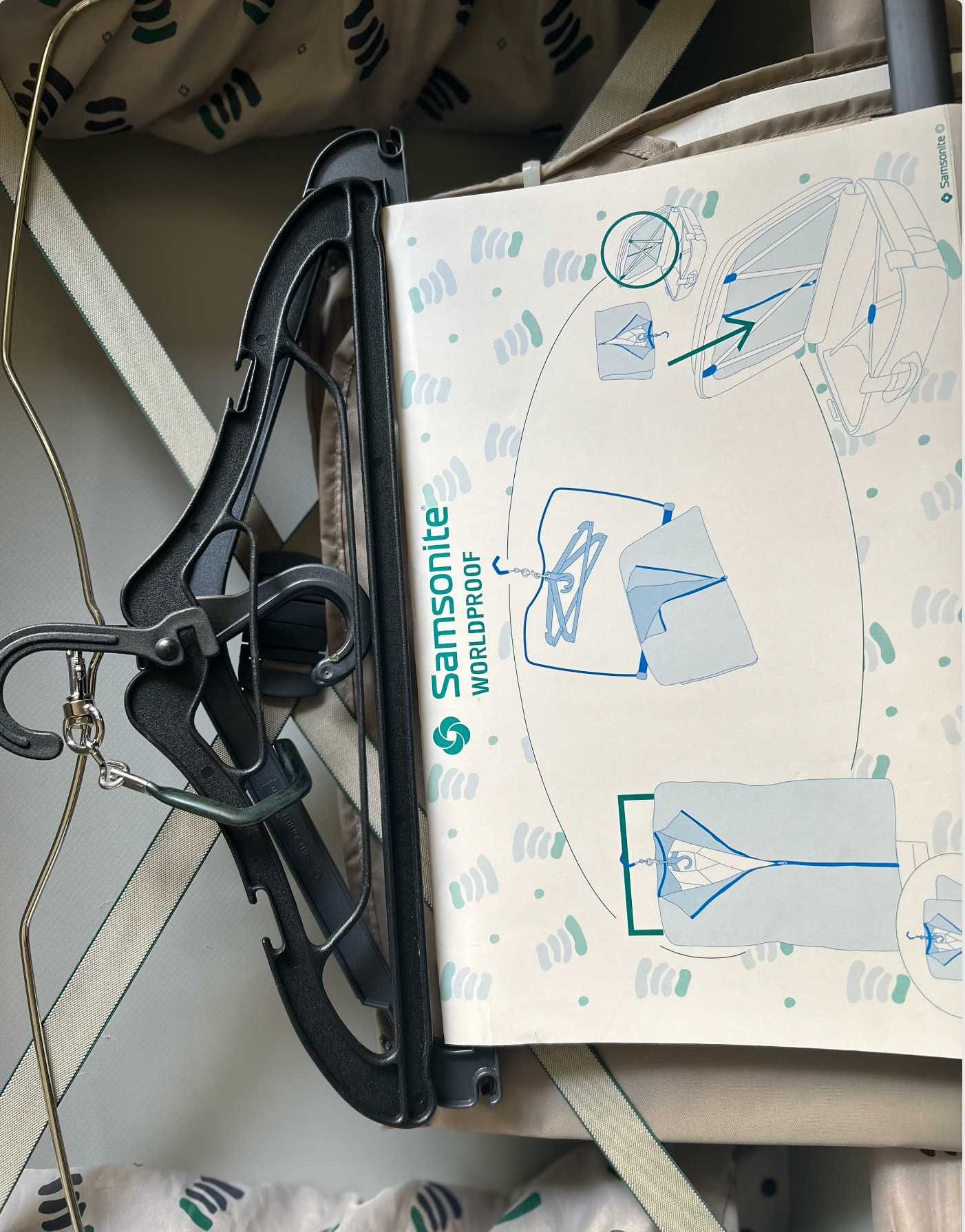 Mala Samsonite usada 38L, rodinhas, chave e porta-fatos. Impecável.
