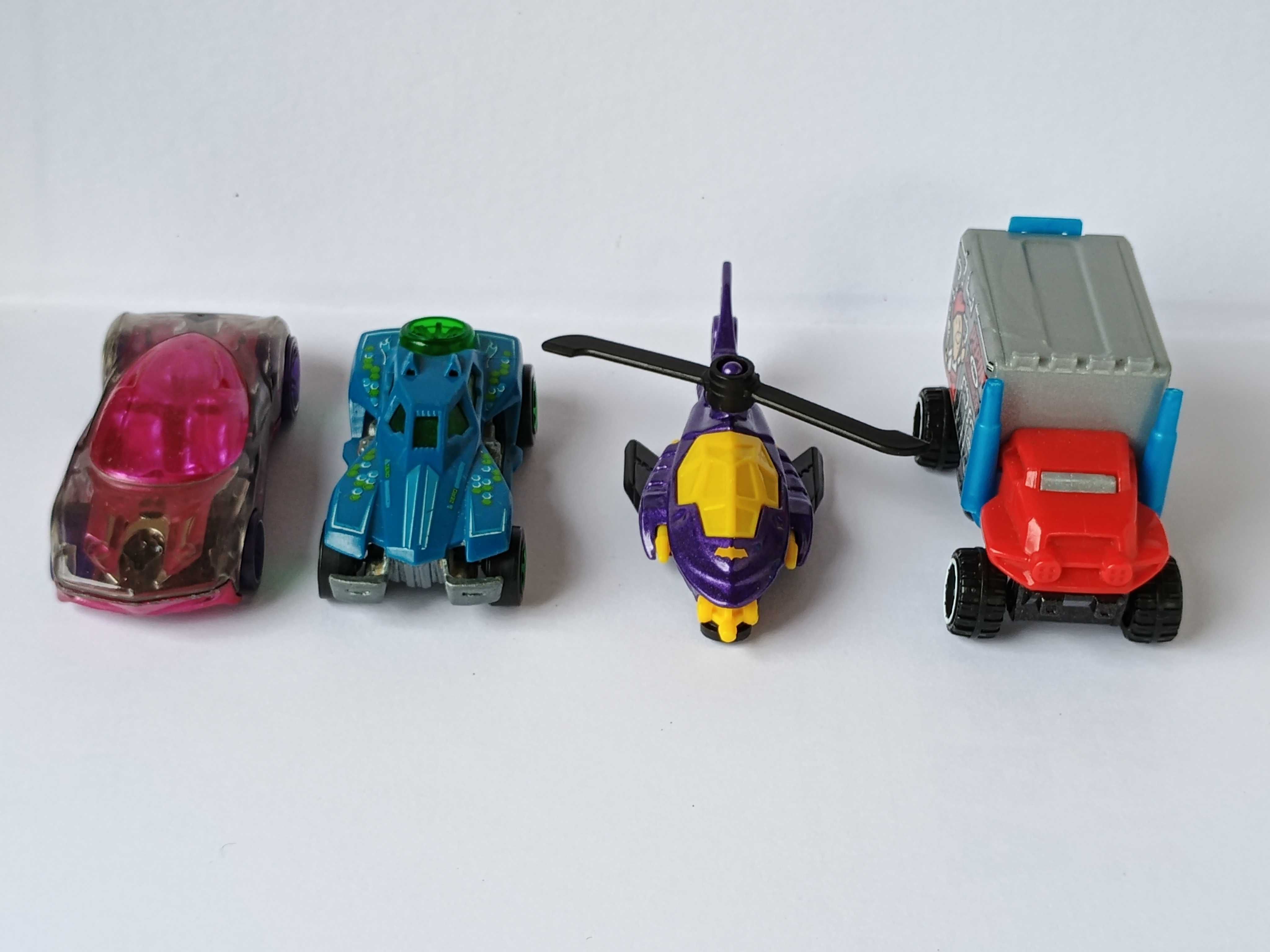 Hot Wheels, trzy metalowe resoraki plus Batcopter