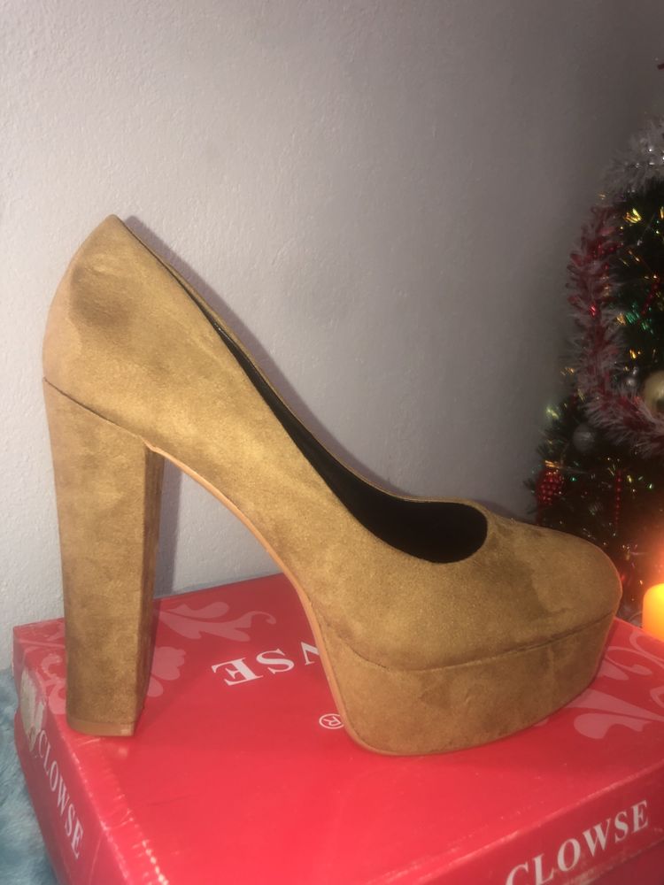 Sapato de Salto Bege