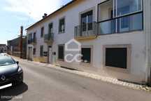 Prédio com 8 apartamentos com garagem e estacionamento privativo, em ó