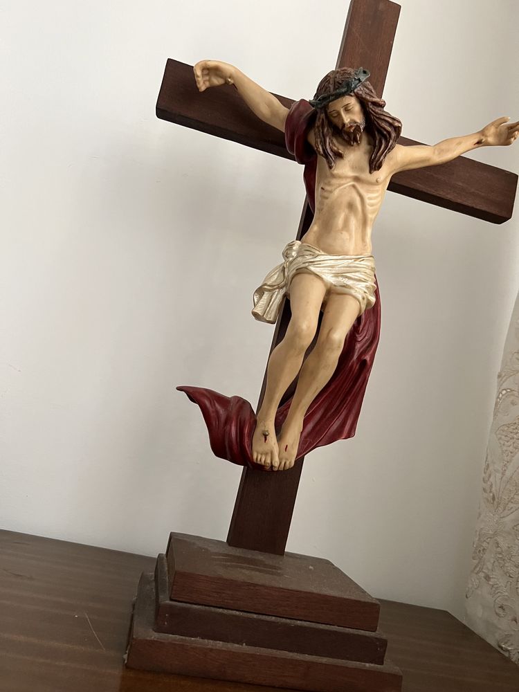 Crucifixo antigo com base