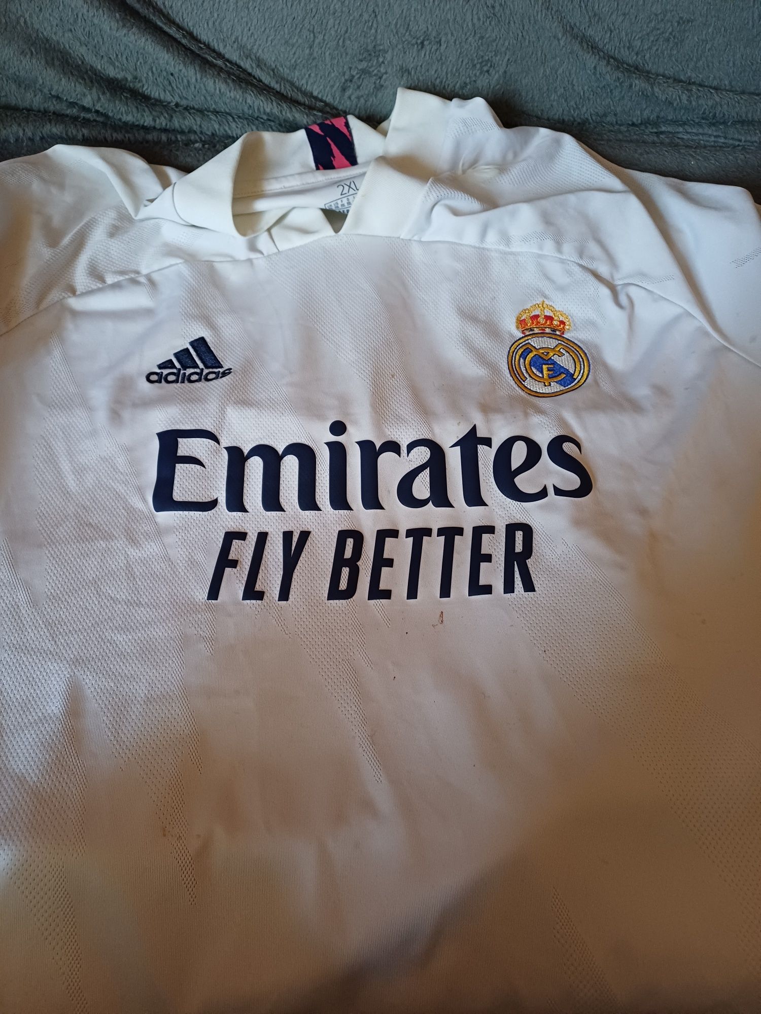 Koszulka Real Madryt XXL Używana widoczna plama na dole koszulki