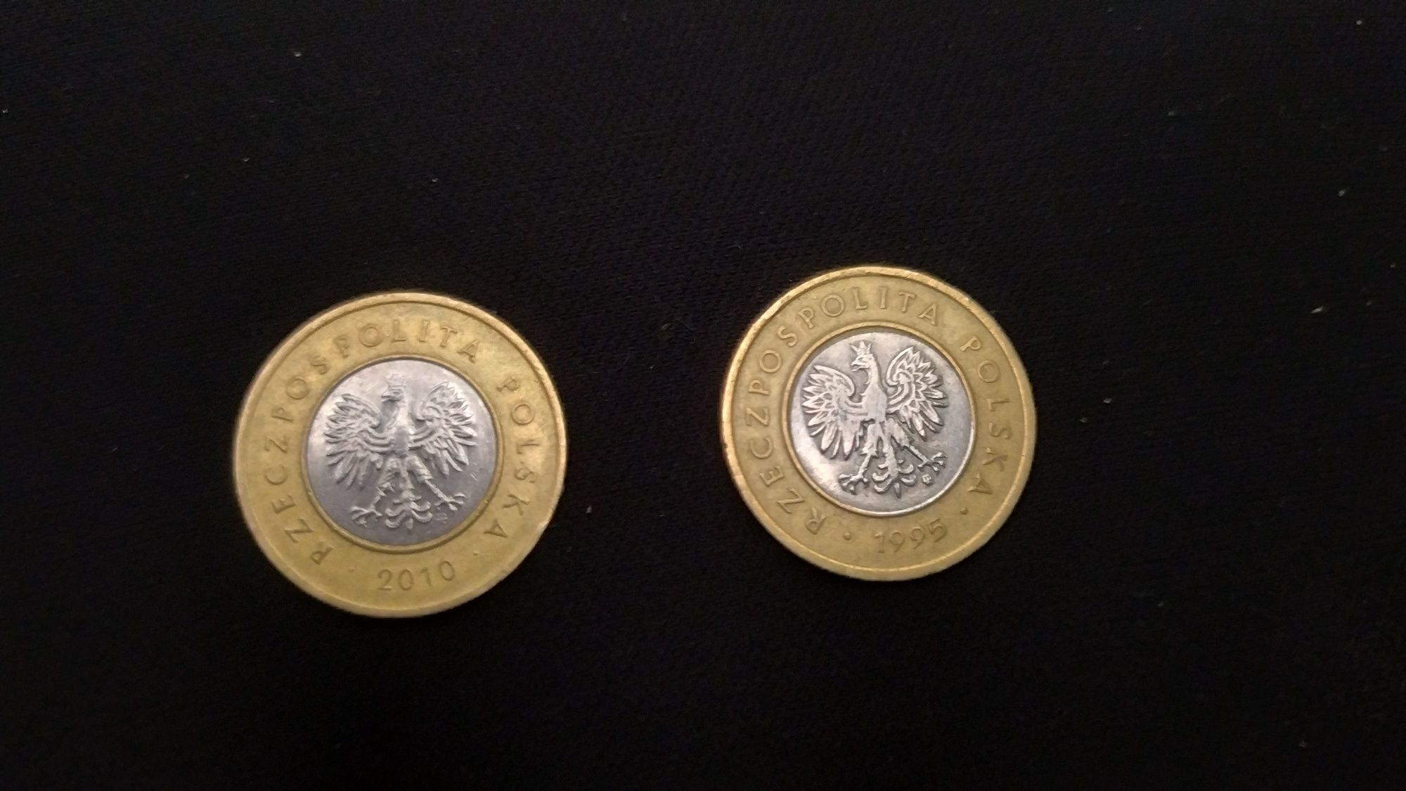 Про дам монеты два евро и два злотых.