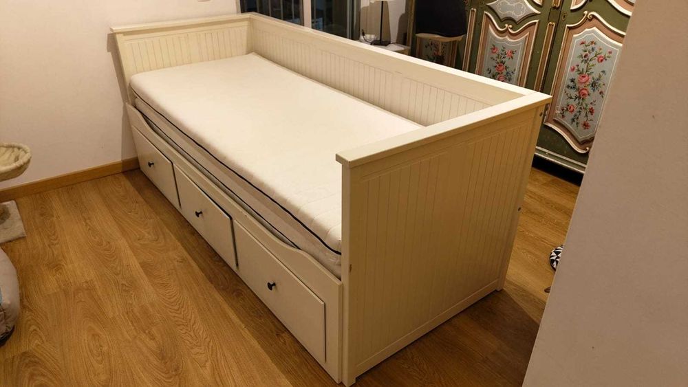 Cama dupla IKEA Brimnes com colchões