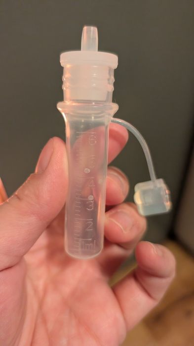 Багаторазові контейнери для збирання молозива.