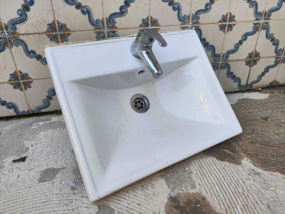 Lavatório com torneira