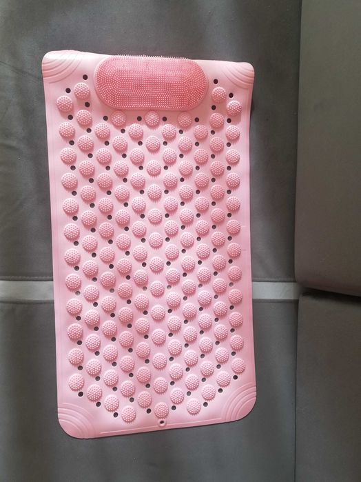 Mata prysznicowa z otworami, przyssawkami 37x69cm.
