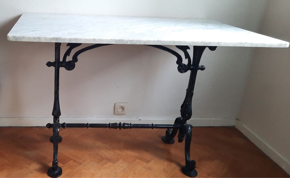 Mesa com tampo de mármore e pés de ferro