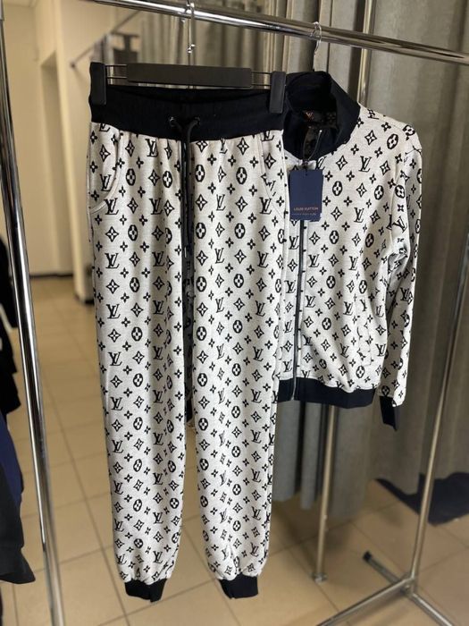LOUIS VUITTON 2025 Женский костюм белый осень/зима люкс СКИДКА -40%