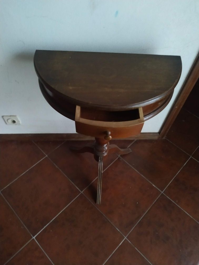 Mesa  antiga com gaveta de