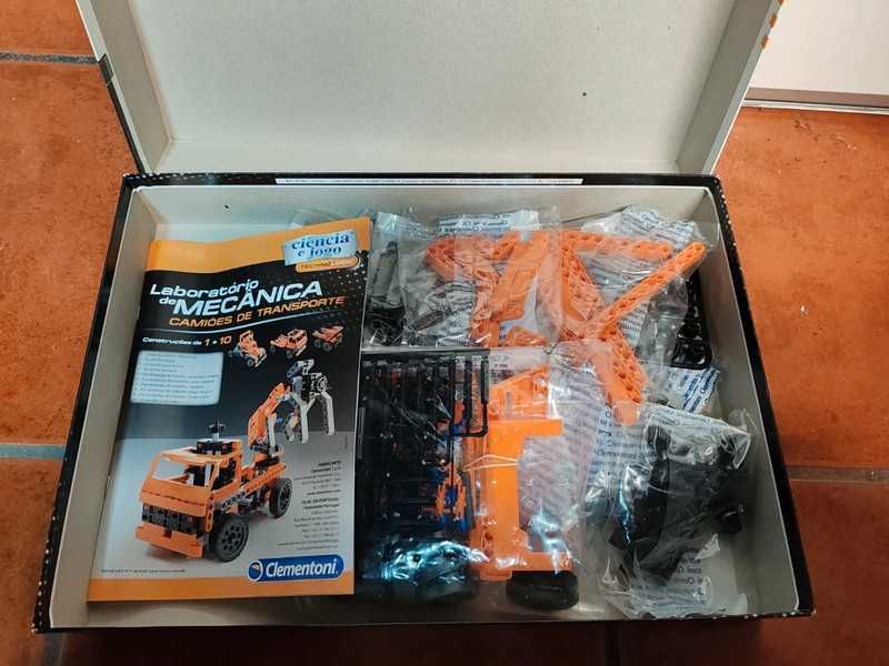 Laboratório de mecânica - Camiões de transporte da Clementoni, novo.