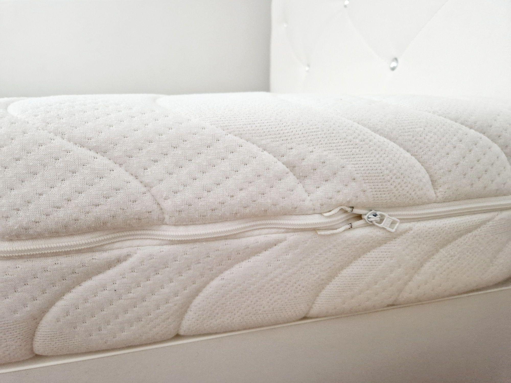 Łóżko pojedyńcze z zagłówkiem z szufladą z materacem 90x200