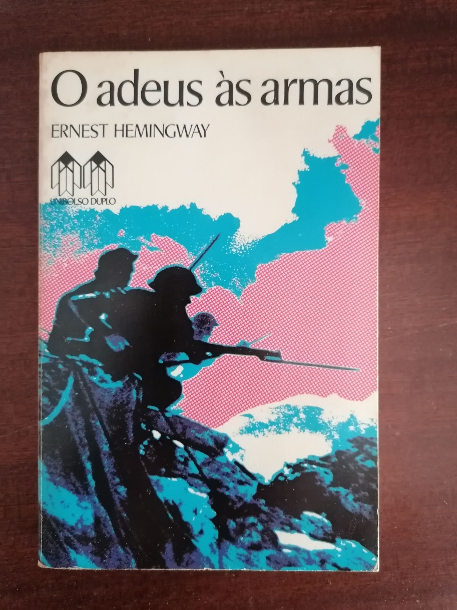 Livro "O Adeus às Armas" de Ernest Hemingway