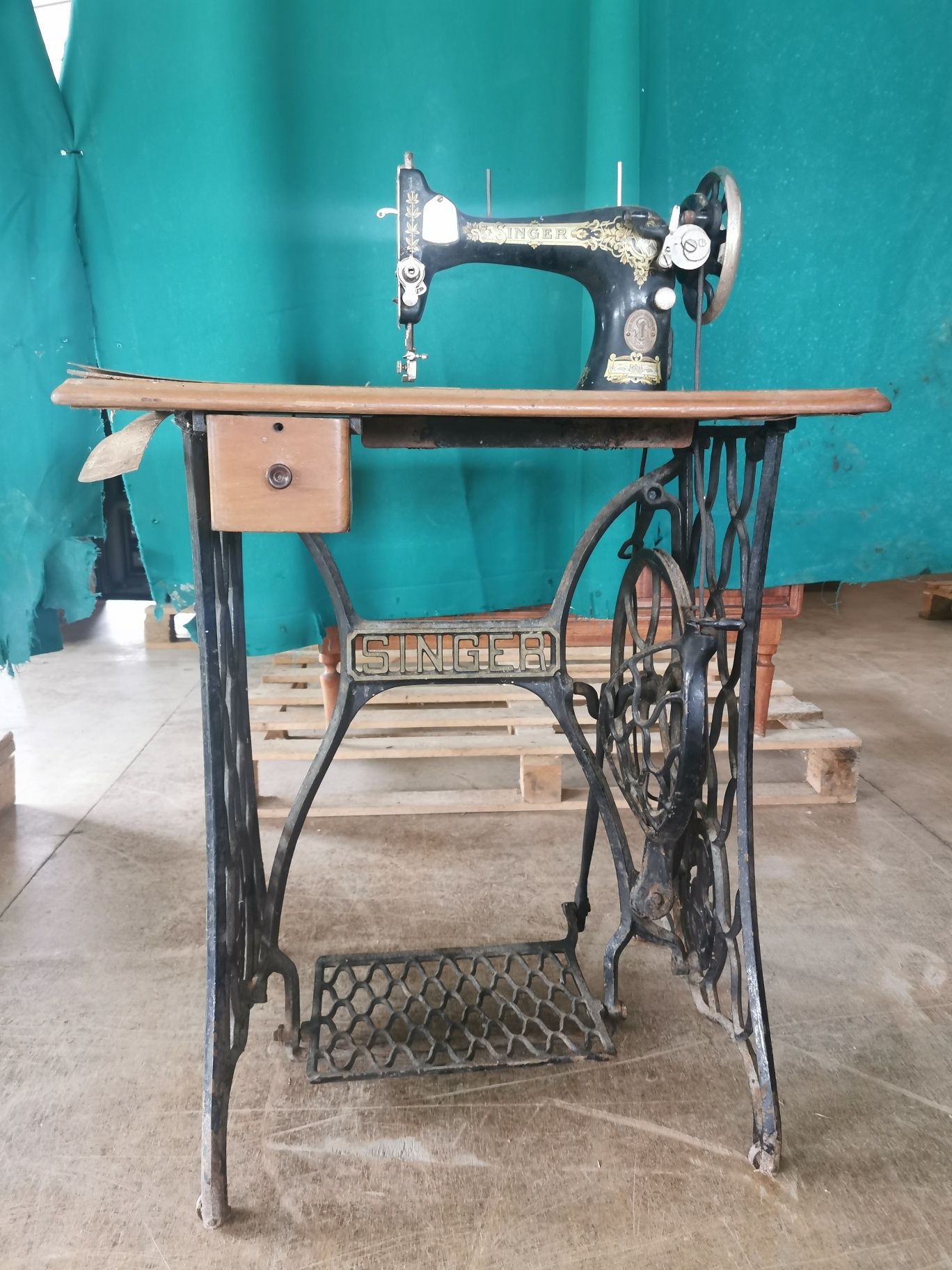 Máquina de costura SINGER muito antiga