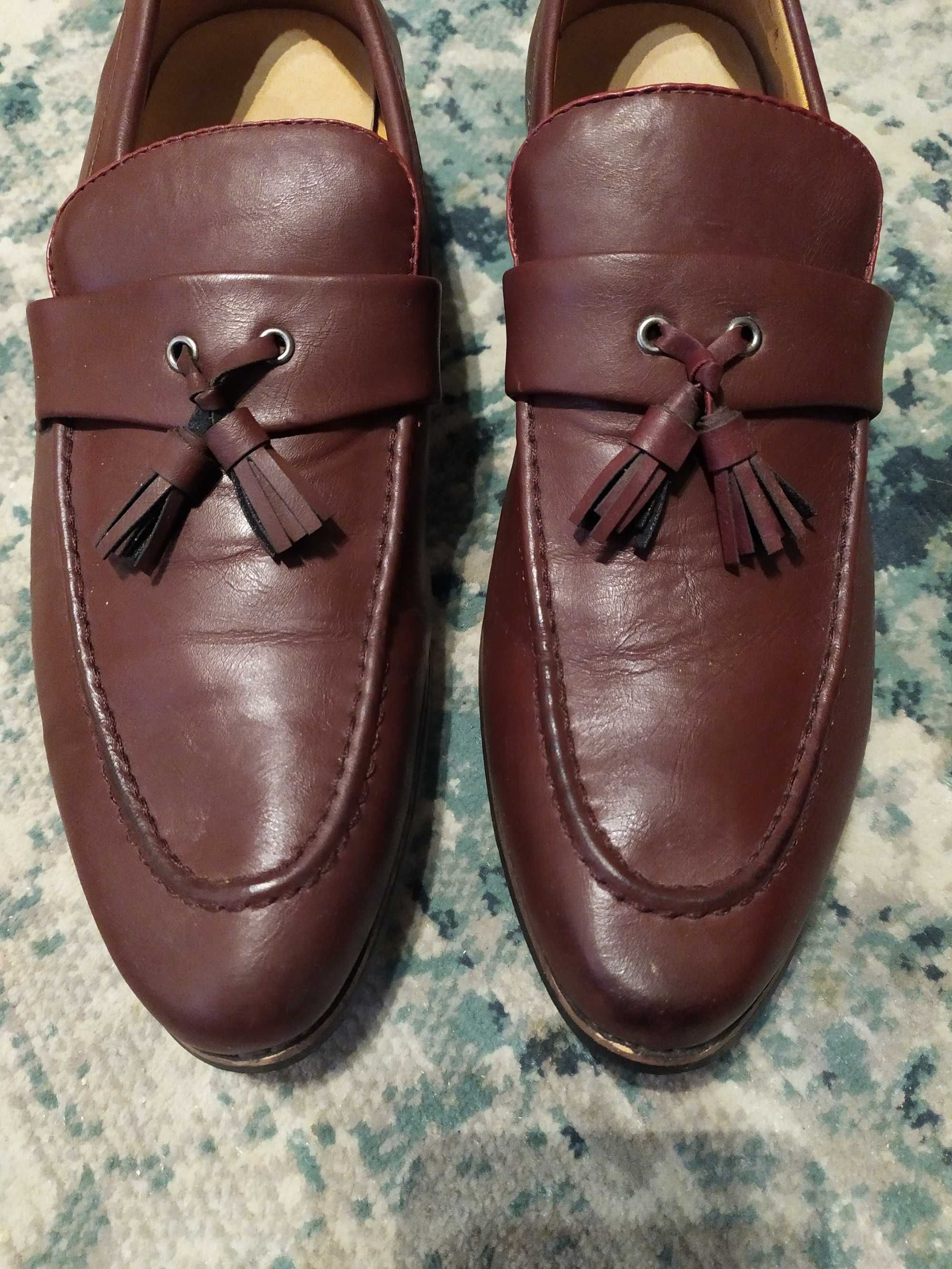 Sapatos mocassins bordeaux com berloques