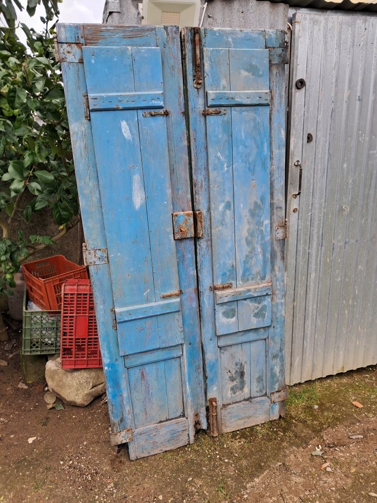 Portas em madeira usadas.