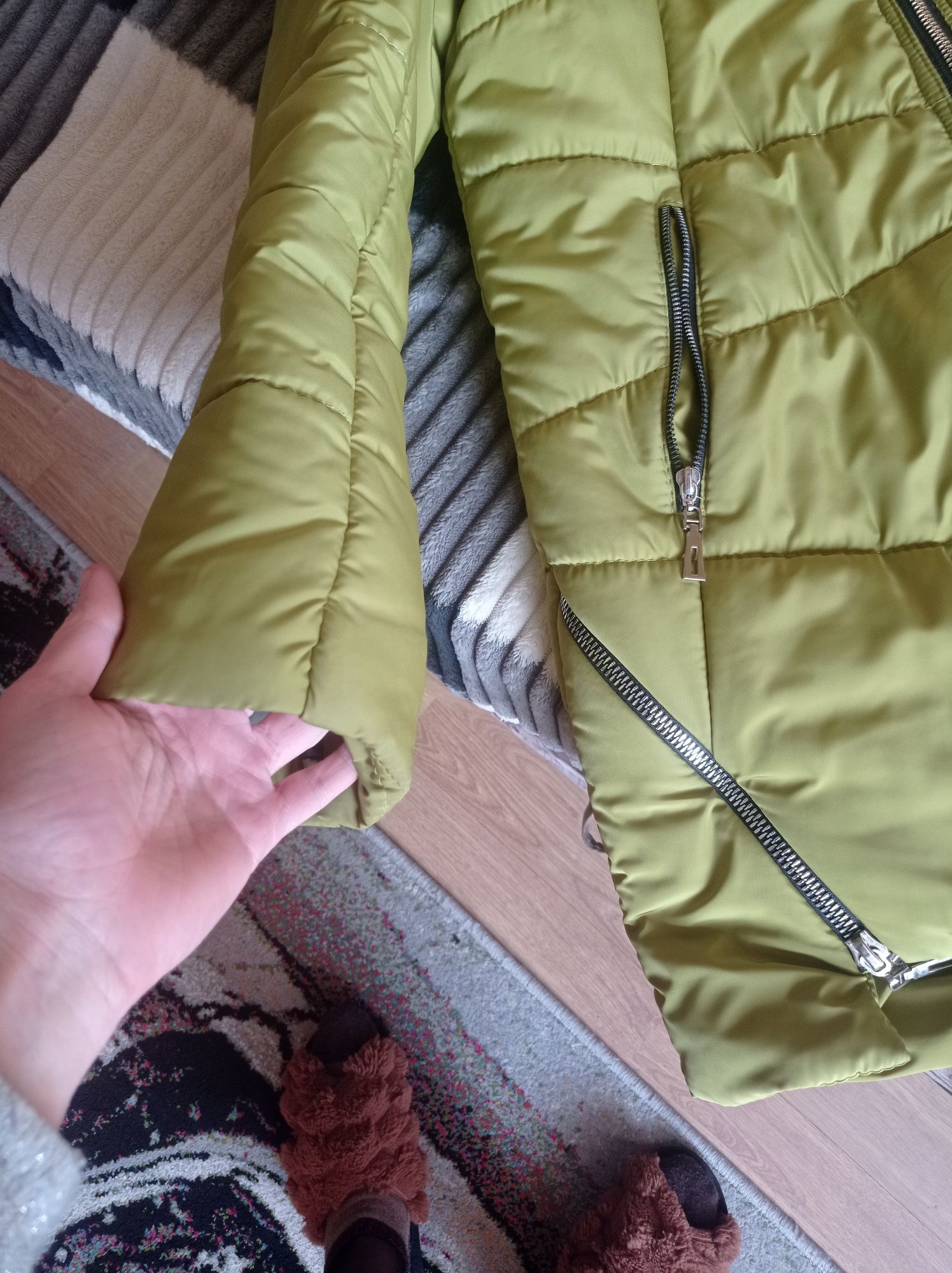 Продам жіночу б/у  зимову куртку