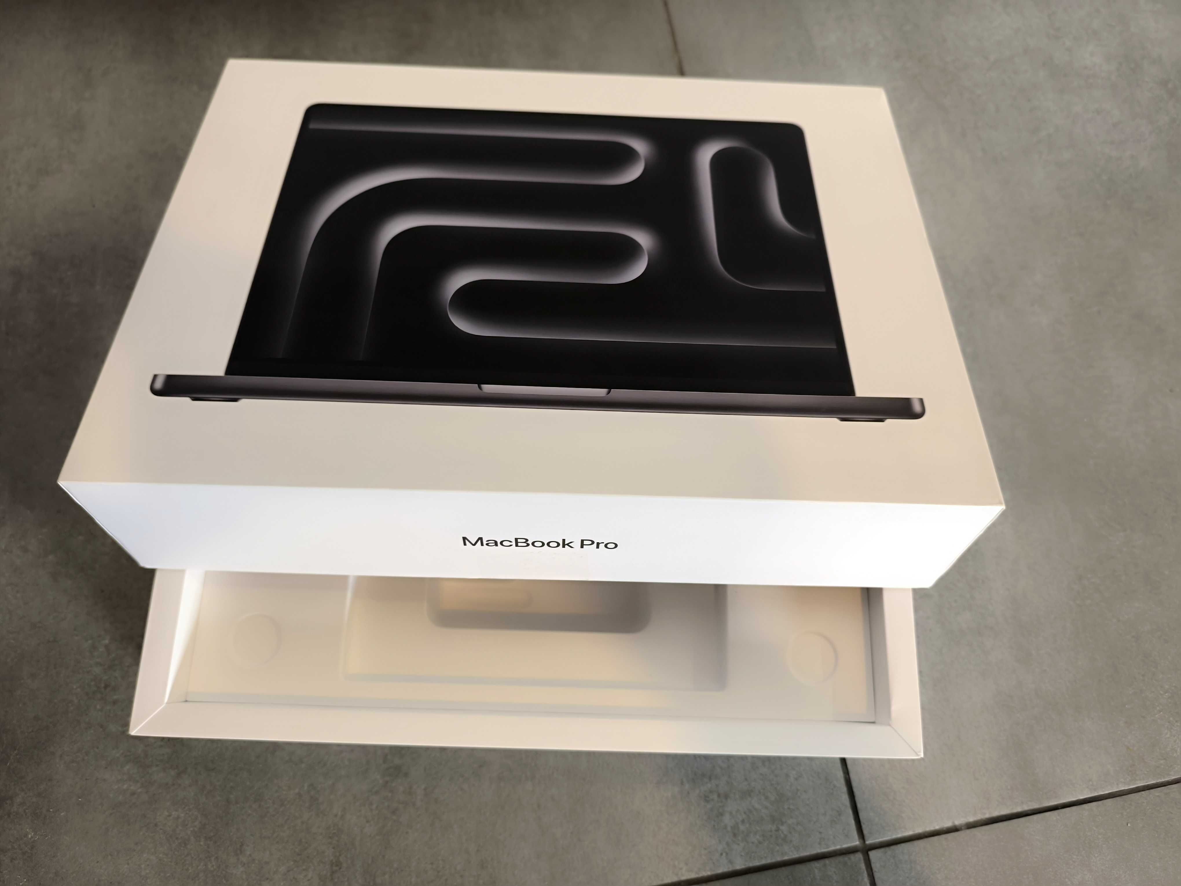 Pudełko po Apple MacBook Pro (A2992, rok 2023), 14 cali