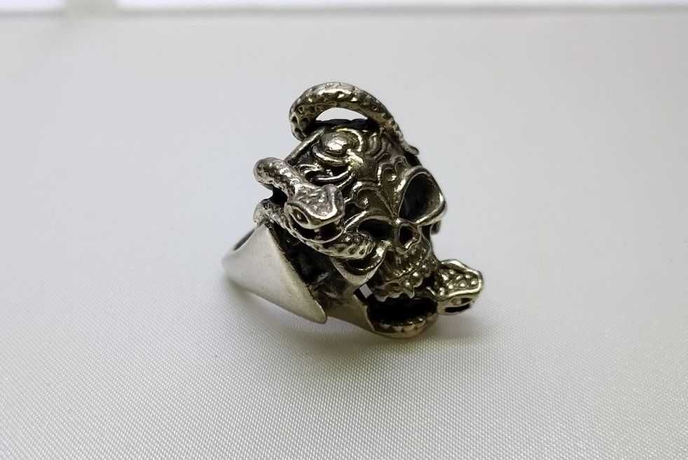 Srebrny sygnet - czaszka z wężami - próba 800 - nr 026