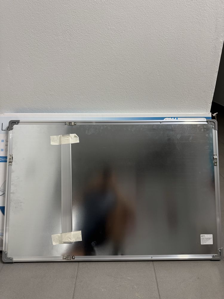 Quadro branco magnético 90 × 58,5 cm + acessórios – Como Novo