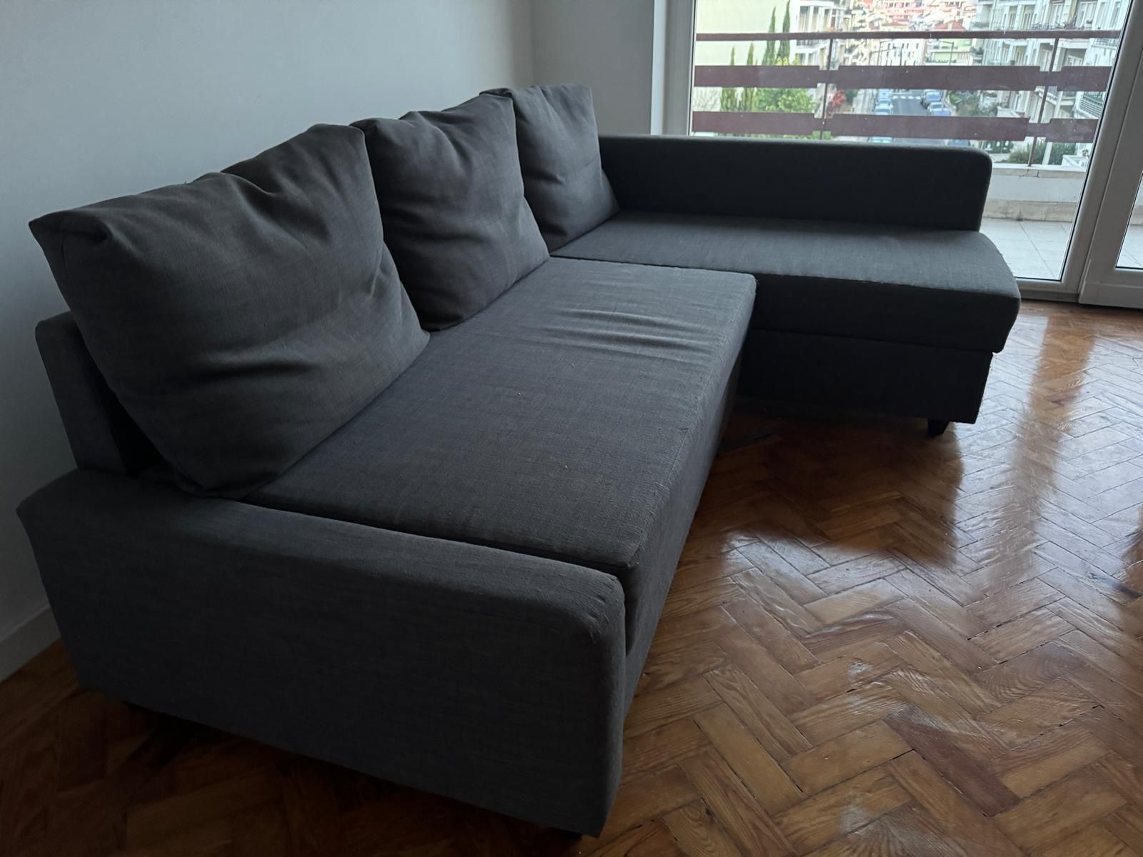 Sofá-cama de canto com arrumação.