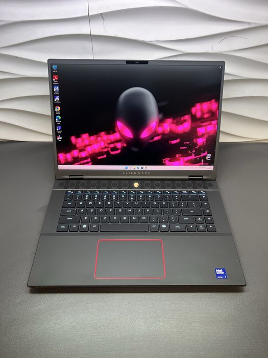 dell alienware m16 r2/rtx 4070/Ultra 7 155H