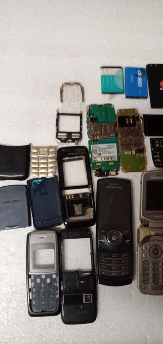 Телефоны и батареи на запчасти.