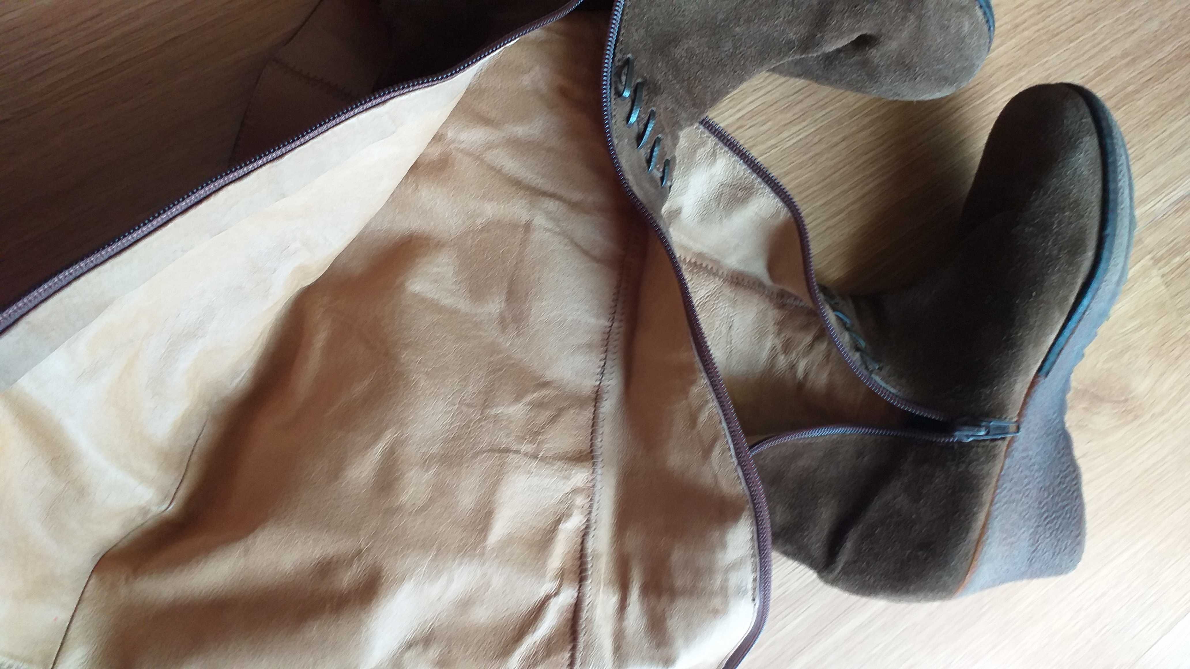 Botas em camurça e em pele