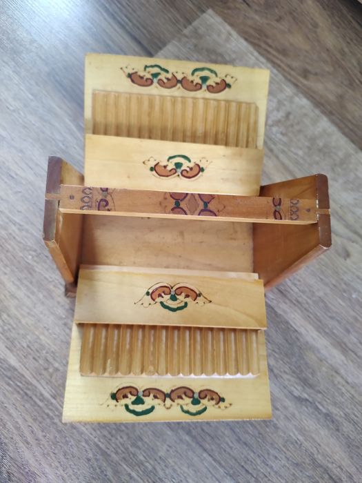 Papierośnica drewniana.