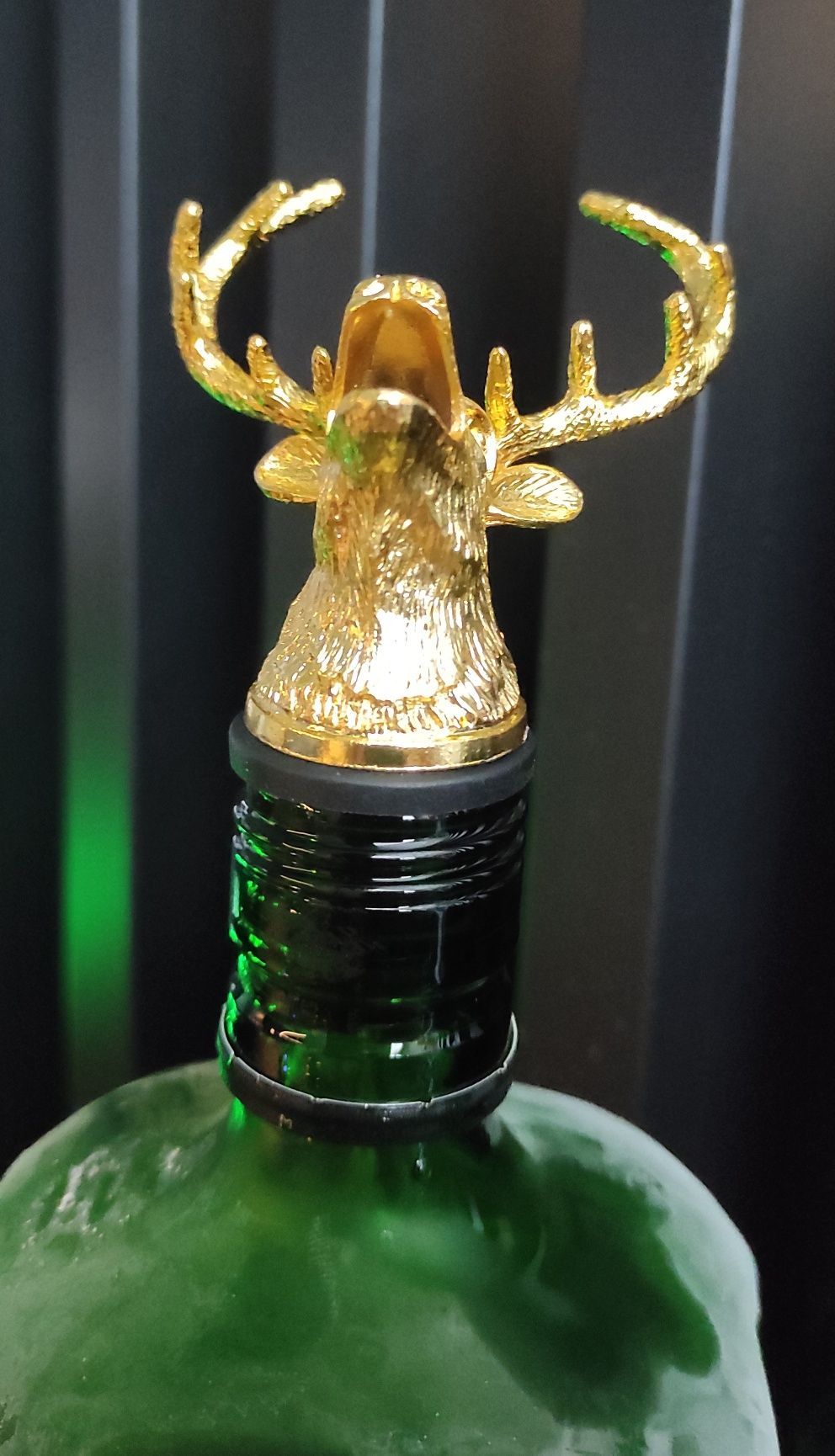 Nalewak do alkoholu w kształcie jelenia, czarny i zloty (jagermeister)