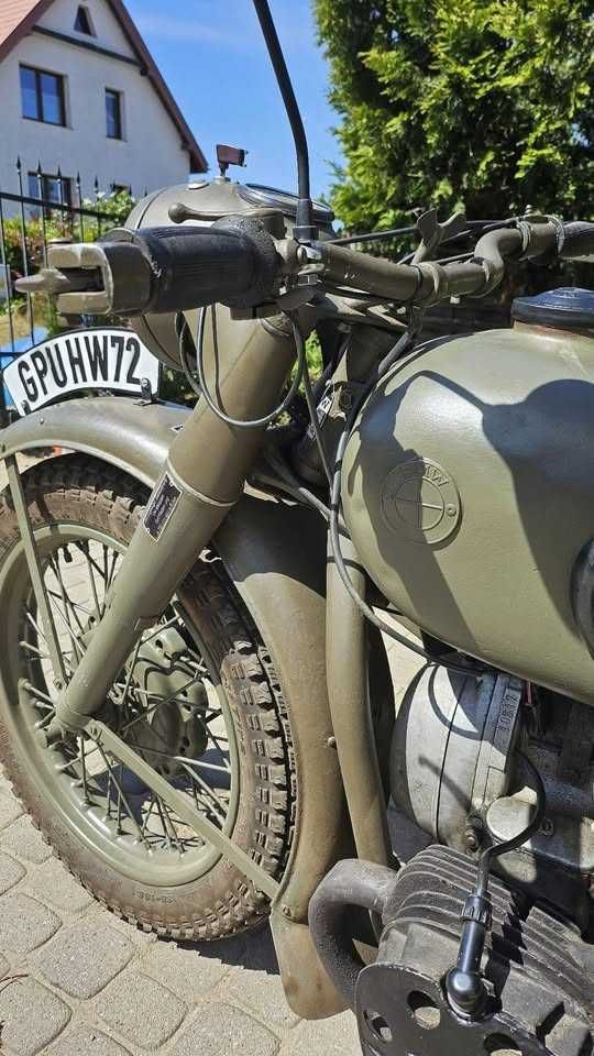 Motocykl z koszem M72 stylizowany na BMW R71