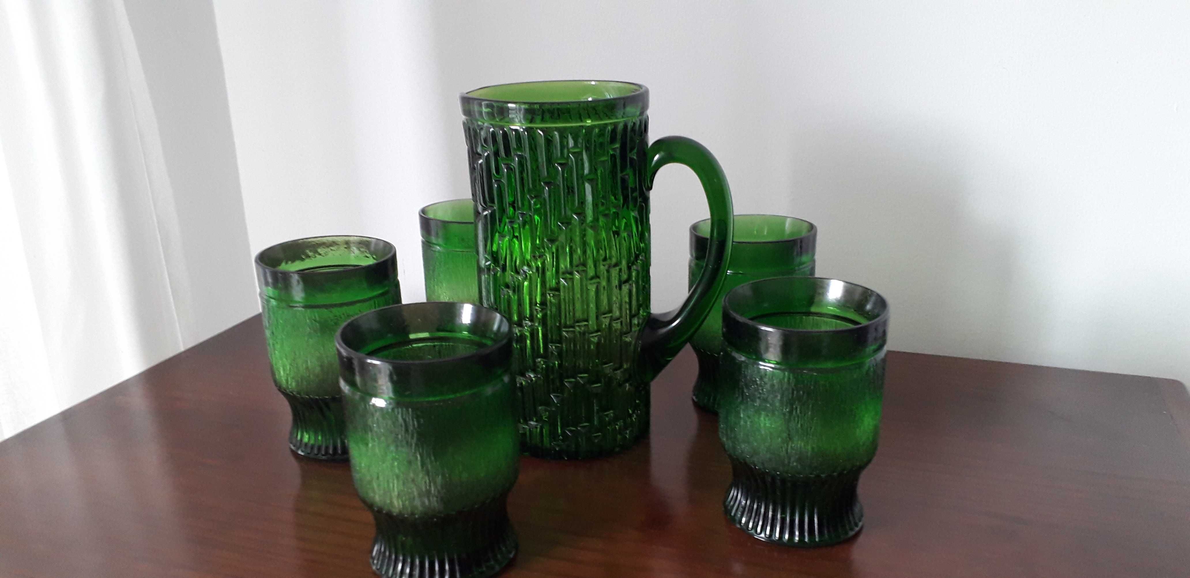 Conjunto copos (5) e jarro verdes