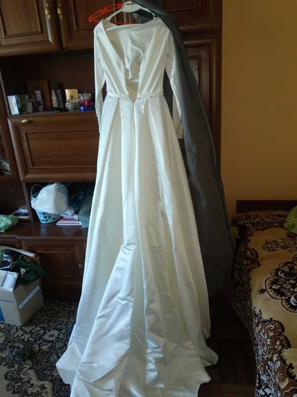 Весільна сукня, колір айворі,  довгий рукав, відкрита спина