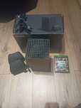 Xbox Series X z dwoma padami, stacją ładującą oraz GTA 5