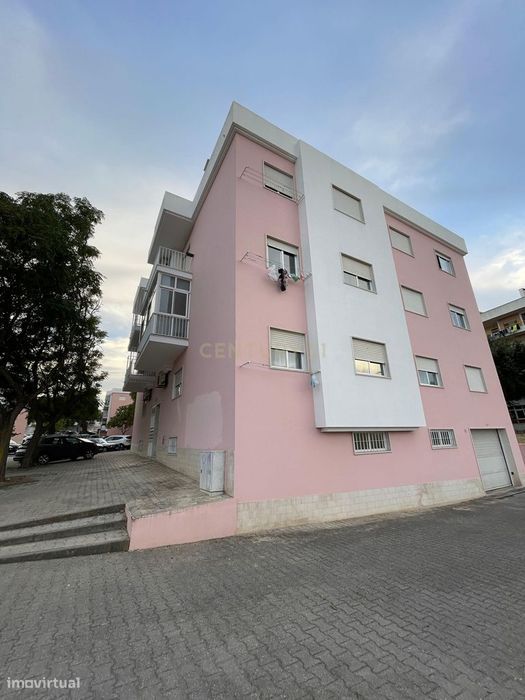 Arrendamento de T2 com varanda e parqueamento para 1 automóvel.