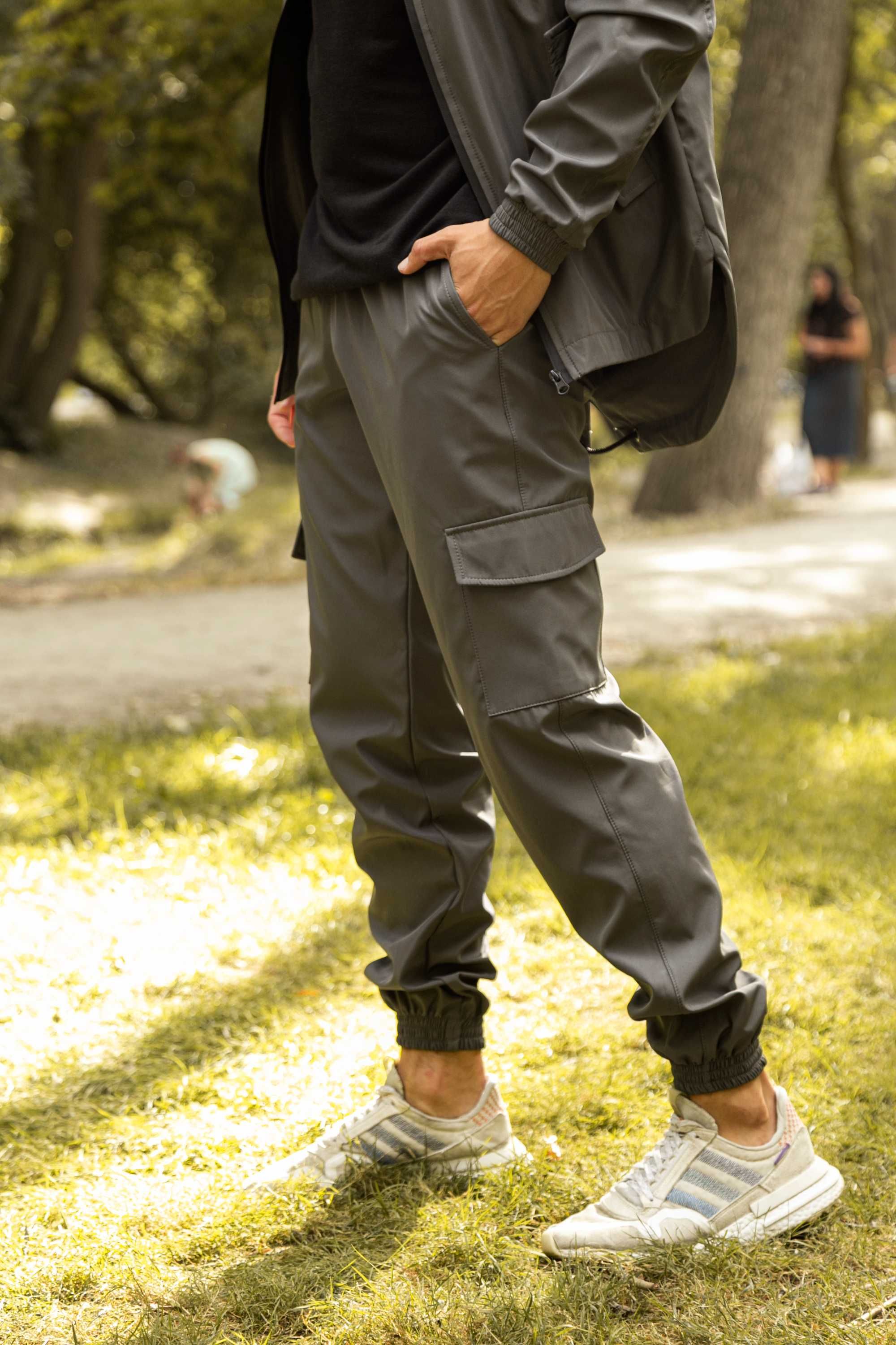 Мужской костюм весенний осенний серый софтшел, ветровка и штаны-карго