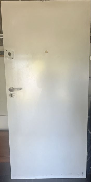 Drzwi zewnętrzne i drzwi wewnętrzne i łazienkowe