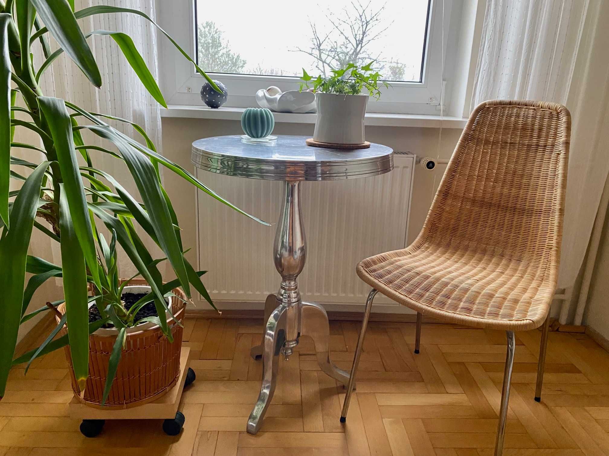 Piękny stół okrągły srebrny ciekawy design i kształt. Styl glamour