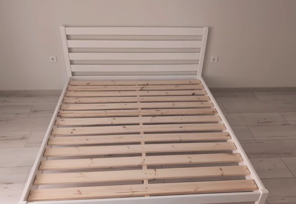 Двоспальне ліжко з масиву дерева