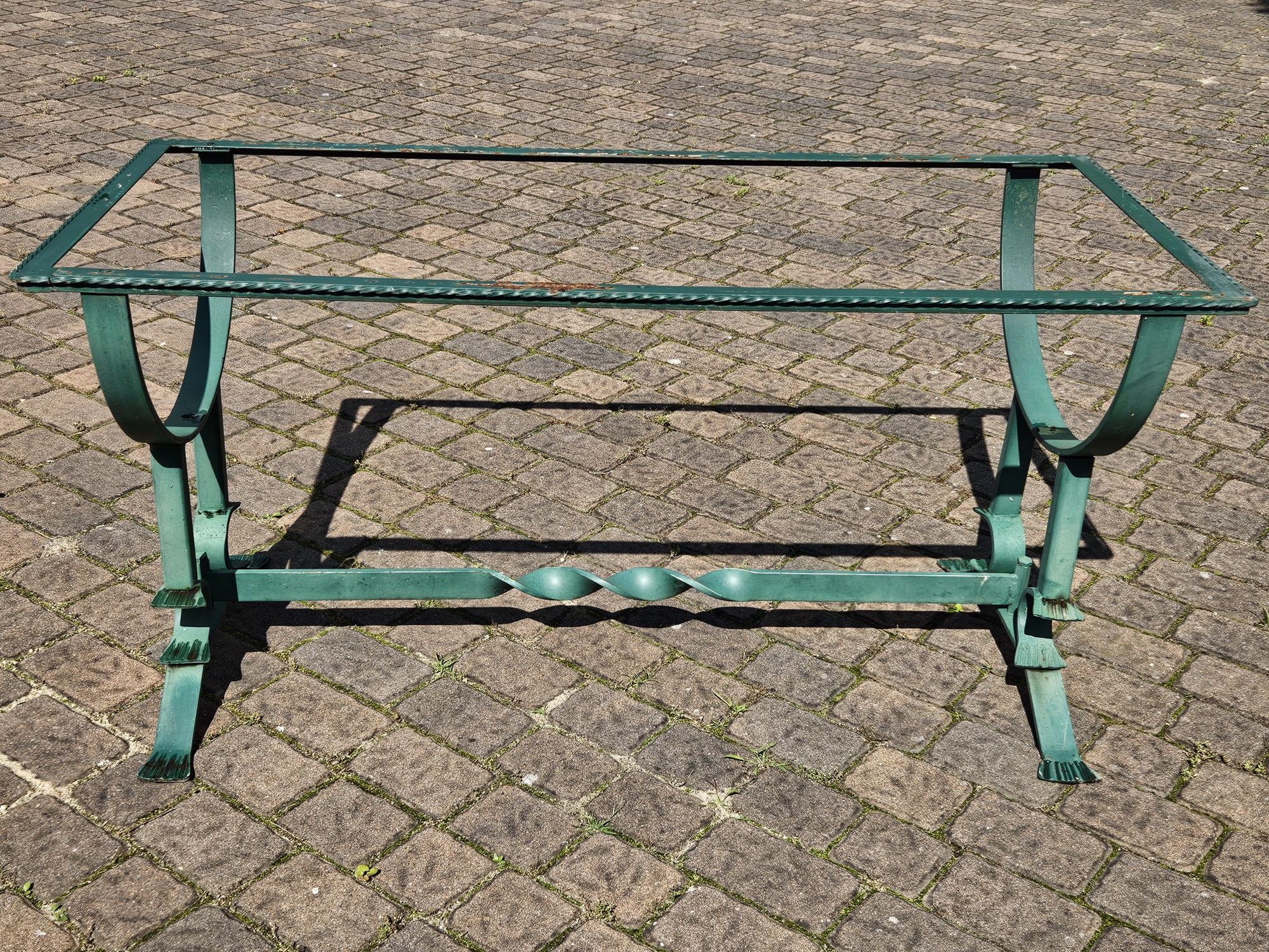 Metalowy masywny stelaż stołu do ogrodu bez blatu .