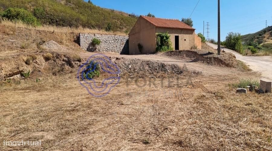 Casa para recuperar com terreno Portimão