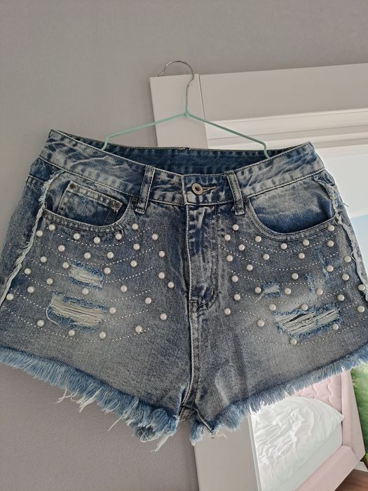 Продаються джинсові шорти